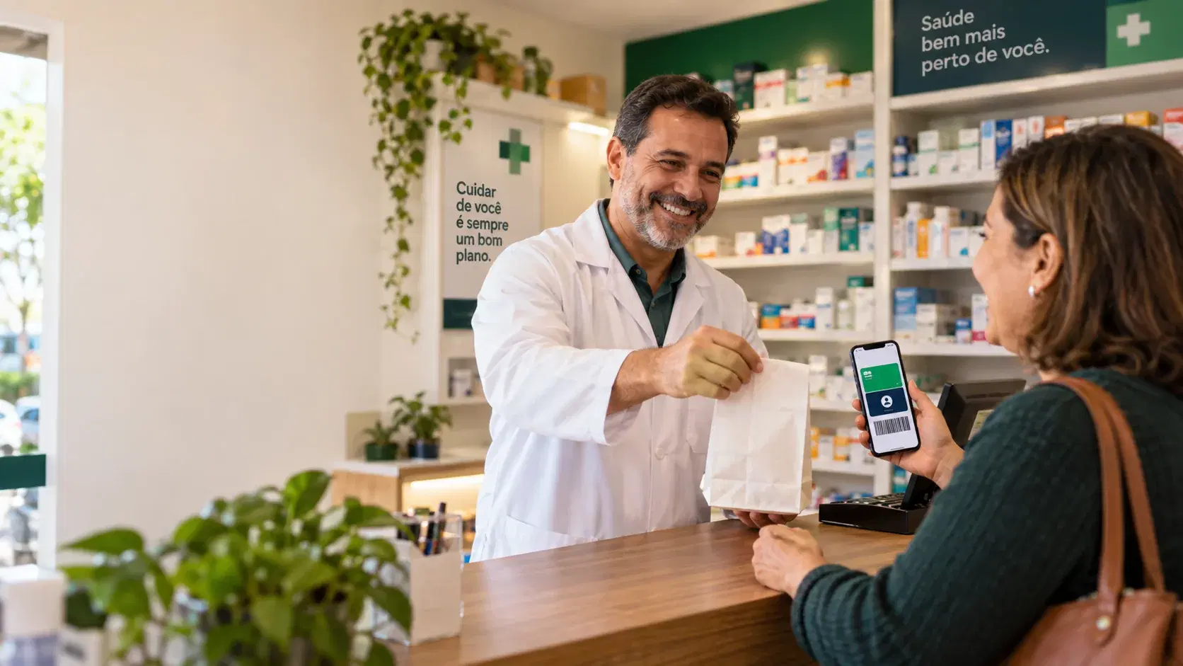 Farmacêutico sorridente entrega sacola a cliente que mostra a carteirinha digital do clube no celular, no balcão de uma farmácia de bairro